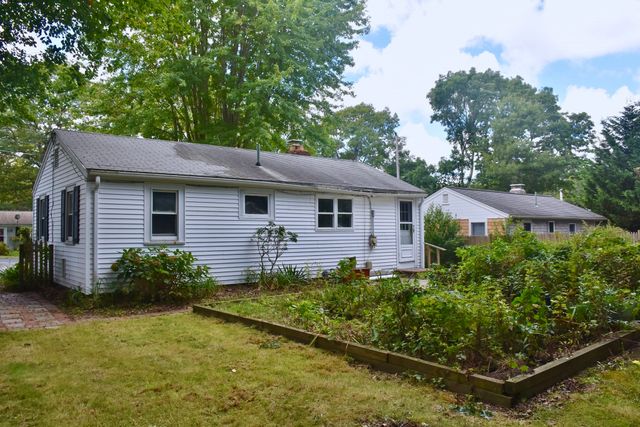 12 Lake Rd E, Yarmouth, MA 02673