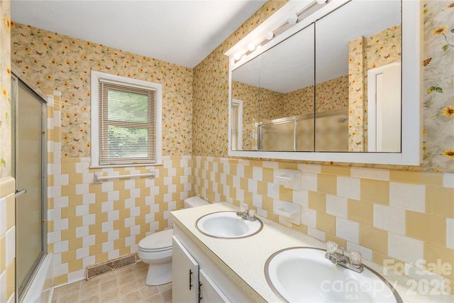 69 Emerald Lane, Hendersonville, NC 28792