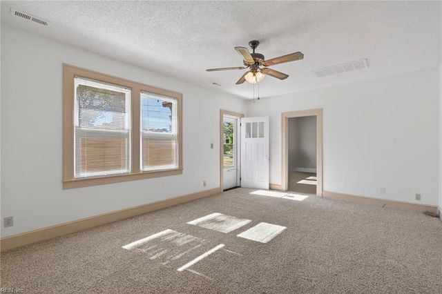 77 Bunting LN, Poquoson, VA 23662