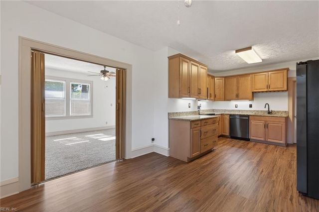 77 Bunting LN, Poquoson, VA 23662