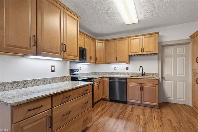 77 Bunting LN, Poquoson, VA 23662