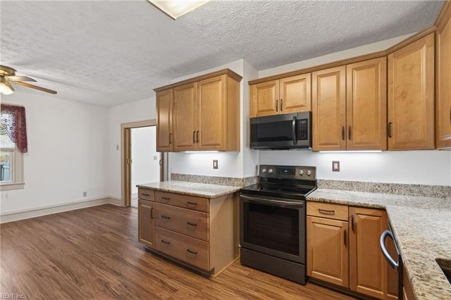 77 Bunting LN, Poquoson, VA 23662