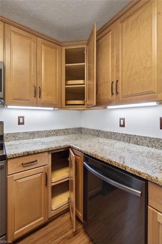 77 Bunting LN, Poquoson, VA 23662