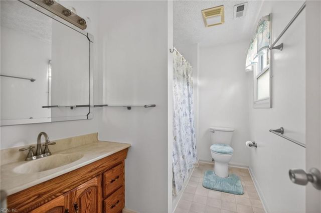 77 Bunting LN, Poquoson, VA 23662