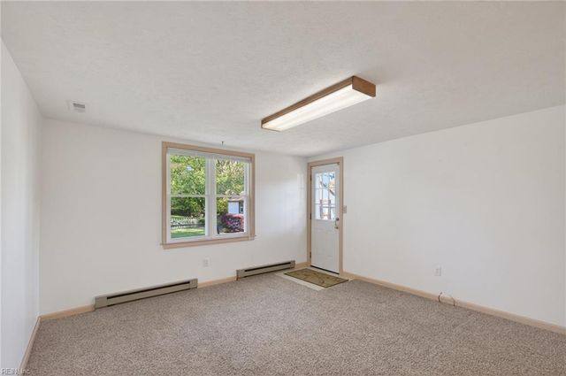 77 Bunting LN, Poquoson, VA 23662