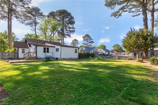 77 Bunting LN, Poquoson, VA 23662