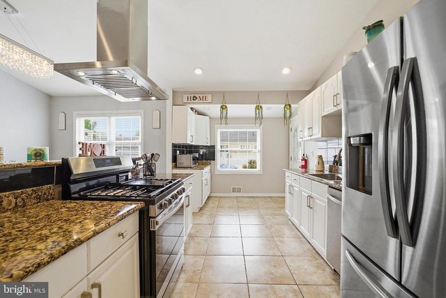 87 WOODVIEW DR, Old Bridge, NJ 08857