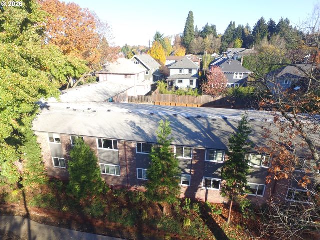 1800 Se STARK St Se, Portland, OR 97214