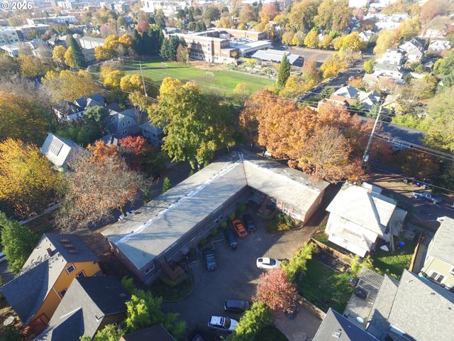 1800 Se STARK St Se, Portland, OR 97214