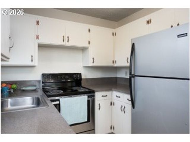 1800 Se STARK St Se, Portland, OR 97214