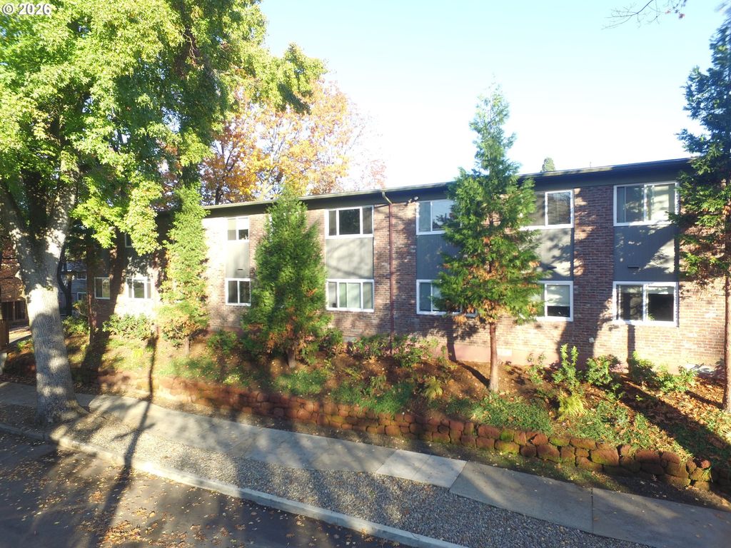 1800 Se STARK St Se, Portland, OR 97214
