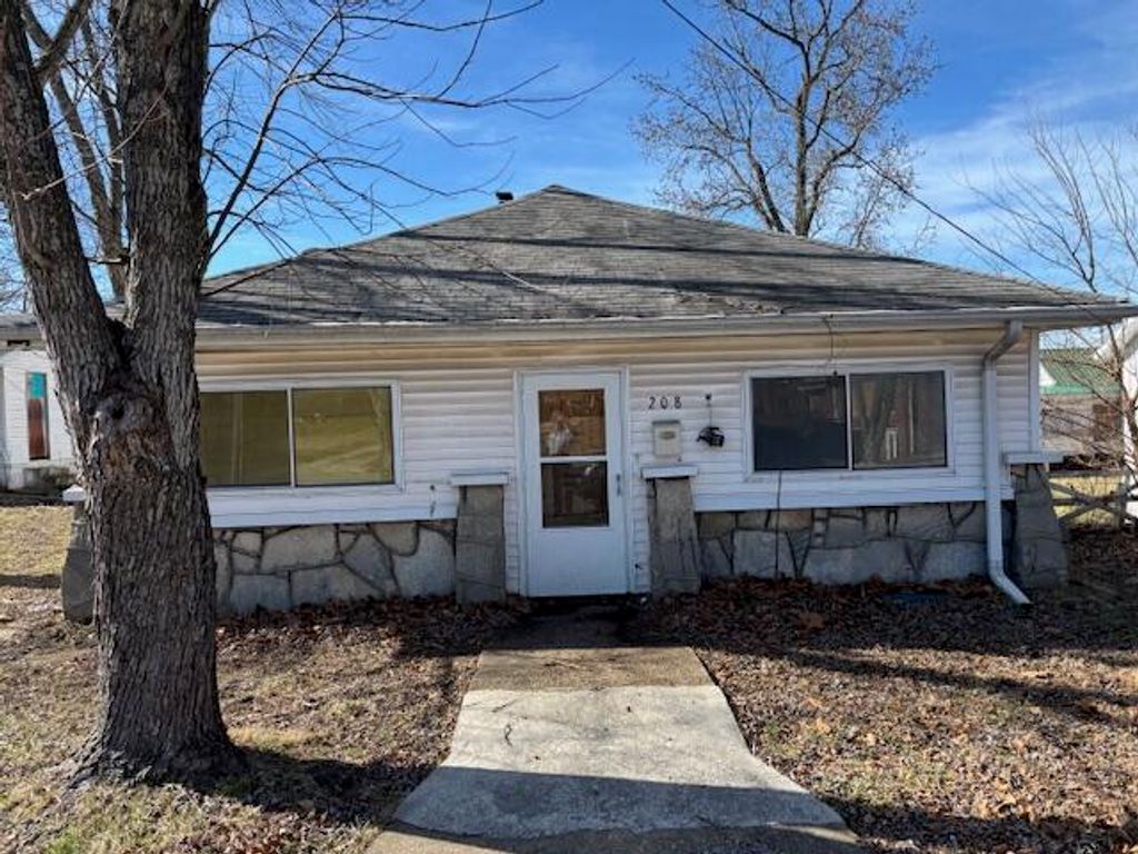 208 E 4th Street, Willow Springs, MO 65793