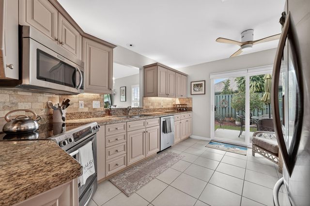 6884 SE Bunker Hill Drive, Hobe Sound, FL 33455