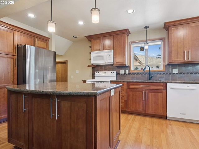 1037 Ne 108TH Ave, Portland, OR 97220