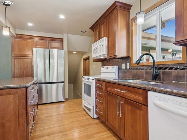 1037 Ne 108TH Ave, Portland, OR 97220