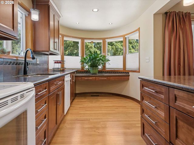 1037 Ne 108TH Ave, Portland, OR 97220