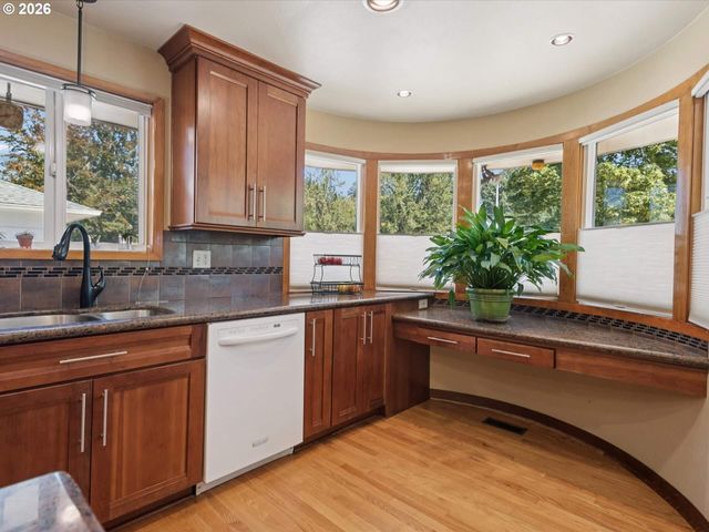 1037 Ne 108TH Ave, Portland, OR 97220