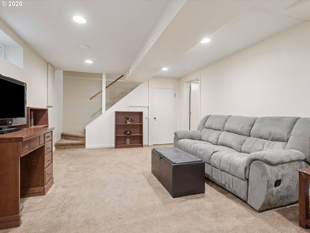 1037 Ne 108TH Ave, Portland, OR 97220