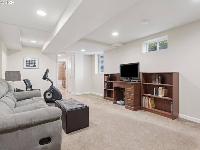 1037 Ne 108TH Ave, Portland, OR 97220