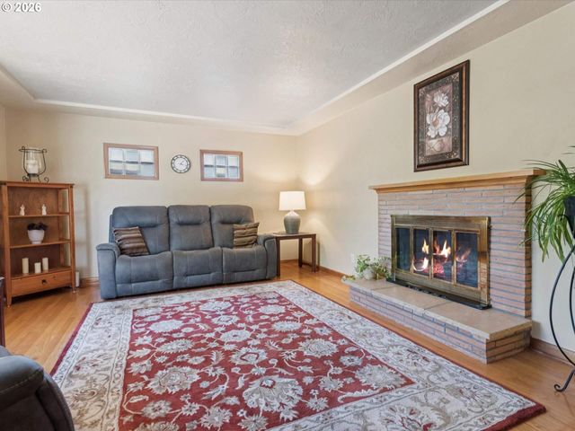 1037 Ne 108TH Ave, Portland, OR 97220