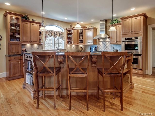 17 Constitution Court, Tuxedo Park, NY 10987