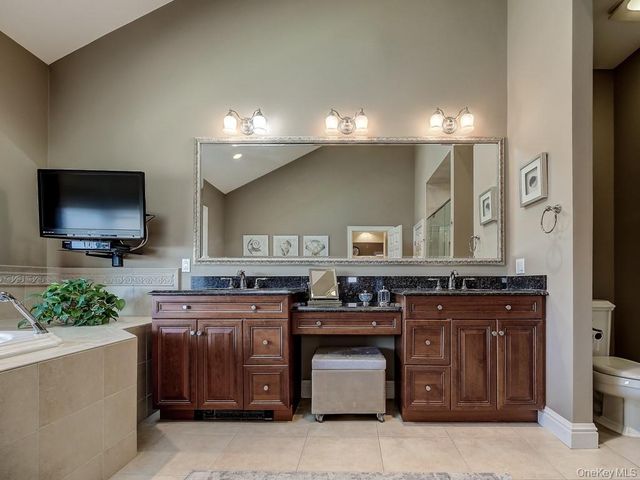 17 Constitution Court, Tuxedo Park, NY 10987