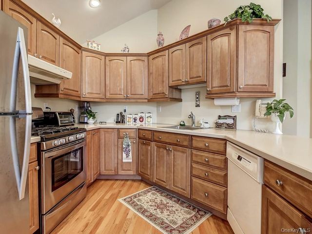 17 Constitution Court, Tuxedo Park, NY 10987