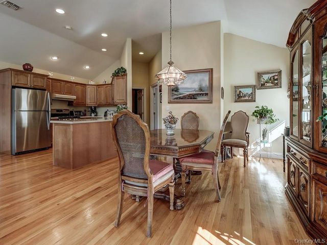 17 Constitution Court, Tuxedo Park, NY 10987