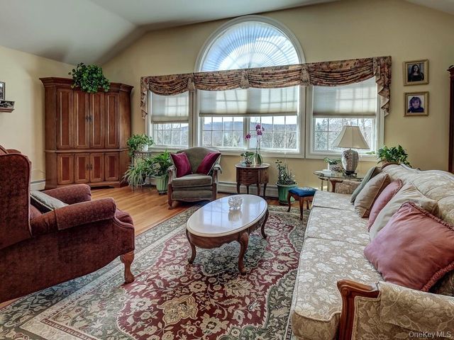 17 Constitution Court, Tuxedo Park, NY 10987