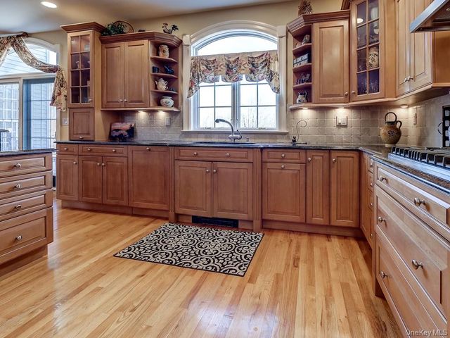 17 Constitution Court, Tuxedo Park, NY 10987