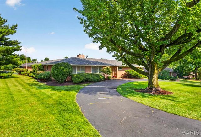 9 Green Oaks Drive, Olivette, MO 63132
