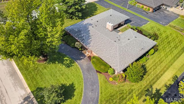 9 Green Oaks Drive, Olivette, MO 63132