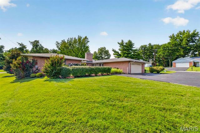 9 Green Oaks Drive, Olivette, MO 63132