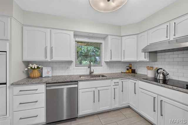 9 Green Oaks Drive, Olivette, MO 63132