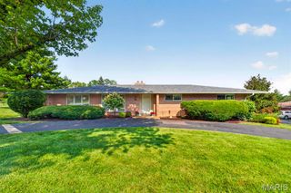 9 Green Oaks Drive, Olivette, MO 63132