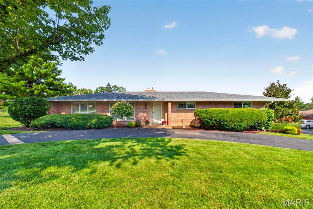 9 Green Oaks Drive, Olivette, MO 63132