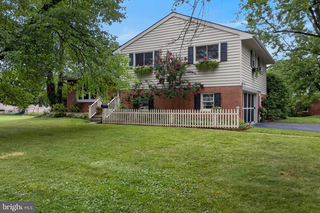 121 HOME LN, Landisville, PA 17538
