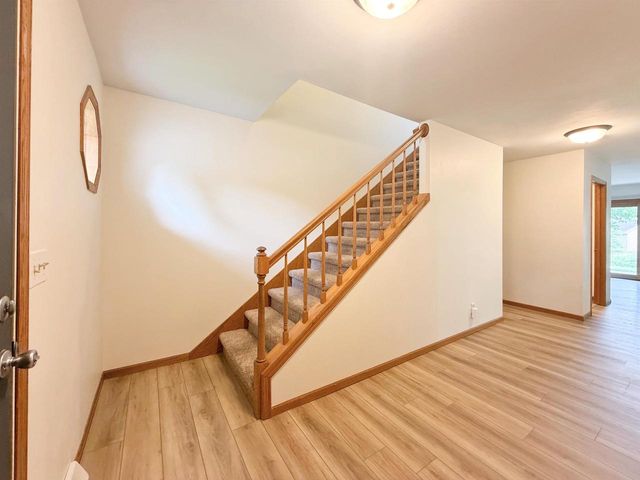 512 Old Indian Trail, Deforest, WI 53532