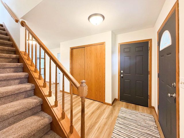 512 Old Indian Trail, Deforest, WI 53532