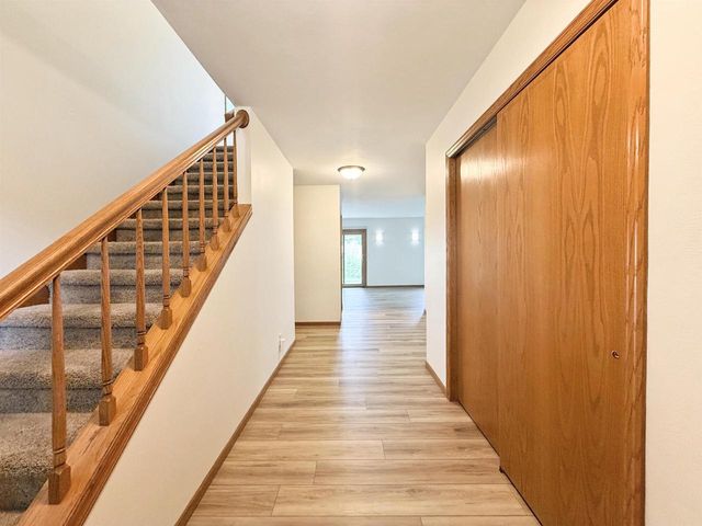 512 Old Indian Trail, Deforest, WI 53532