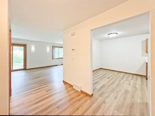 512 Old Indian Trail, Deforest, WI 53532