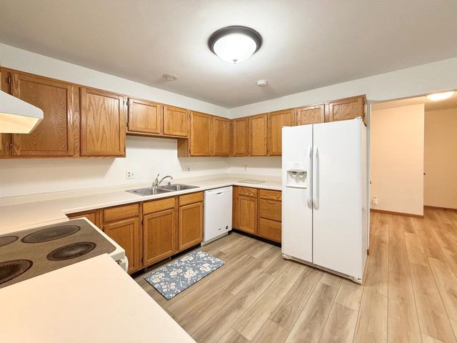 512 Old Indian Trail, Deforest, WI 53532