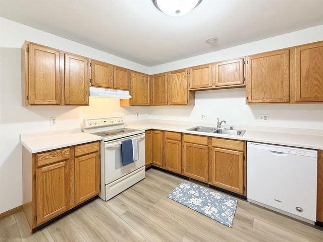 512 Old Indian Trail, Deforest, WI 53532