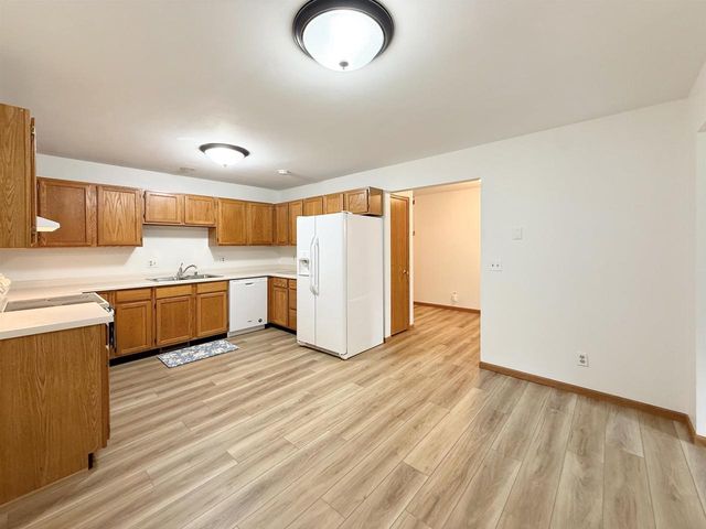 512 Old Indian Trail, Deforest, WI 53532