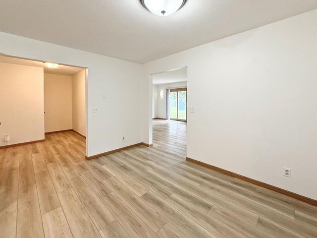 512 Old Indian Trail, Deforest, WI 53532