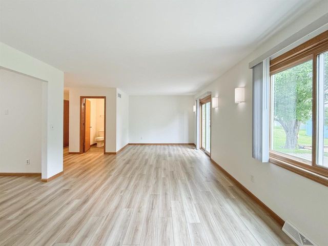 512 Old Indian Trail, Deforest, WI 53532