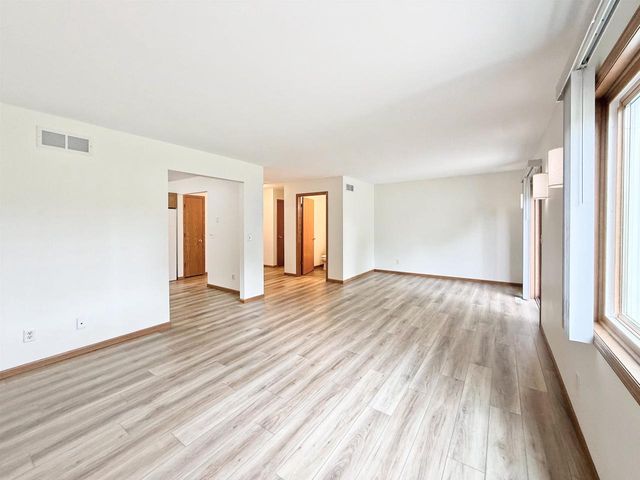 512 Old Indian Trail, Deforest, WI 53532