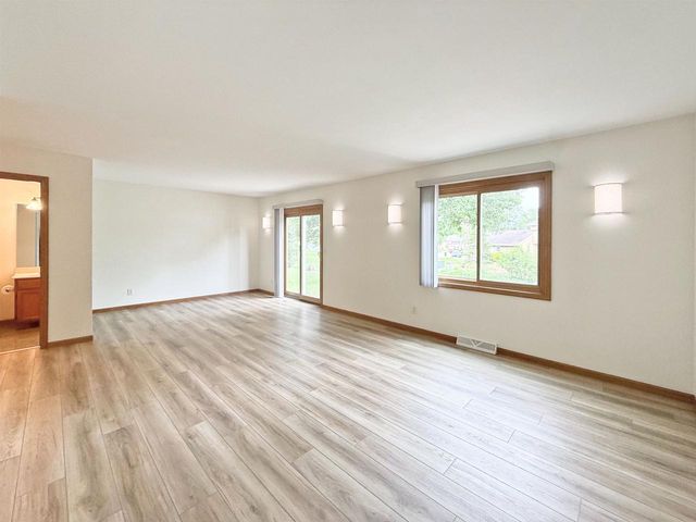 512 Old Indian Trail, Deforest, WI 53532