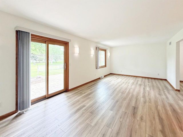 512 Old Indian Trail, Deforest, WI 53532