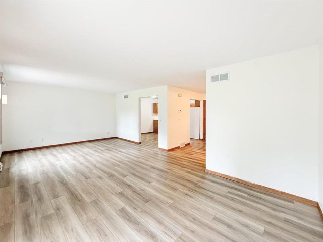 512 Old Indian Trail, Deforest, WI 53532